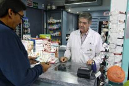 Un hombre adquiere un medicamento en una farmacia situada en la madrileña calle de Ríos Rosas. EFE/Archivo