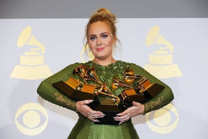 Adele posa com seus cinco grammys.