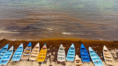 Vista de los botes aparcados a la orilla del mar. 