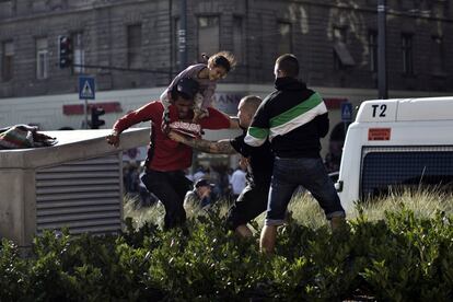 Un refugiado sirio acompañado de una niña, es zarandeado por un ultra húngaro.