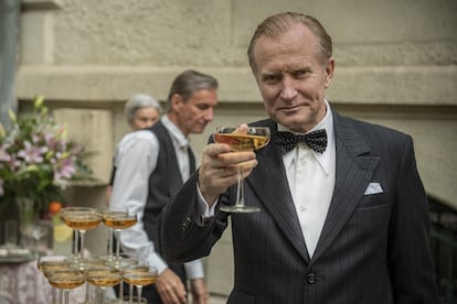 El actor Ulrich Thomsen en un fotograma de 'El embajador Kauffmann' (2020), película dirigida por Christina Rosendahl.