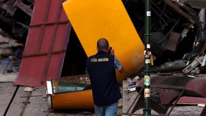 Un policía fotografía los restos del funicular accidentado, este jueves.