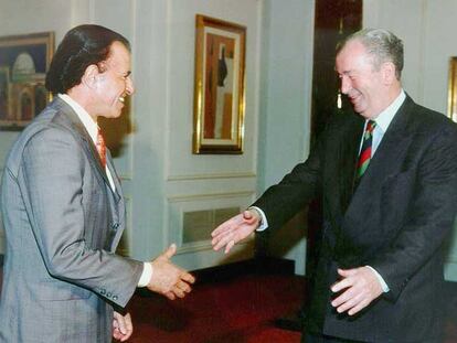 Julio Grondona (a la derecha), en marzo de 2001, con Carlos Menem, ex presidente de Argentina.