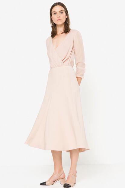 Vestido de corte wrap en tono maquillaje de Uterqüe (89 euros).