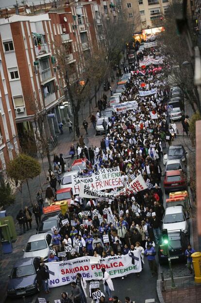 Trabajadores del sistema sanitario público de Madrid, durante su protesta en los alrededores de la Asamblea.