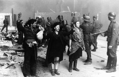 Mujeres de la resistencia judía polaca, capturadas tras la destrucción del gueto de Varsovia en 1943. Entre ellas se encontraba Malka Zdrojewicz (derecha), que sobrevivió al campo de exterminio de Majdanek.