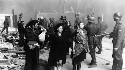 Mujeres de la resistencia judía polaca, capturadas tras la destrucción del gueto de Varsovia en 1943. Entre ellas se encontraba Malka Zdrojewicz (derecha), que sobrevivió al campo de exterminio de Majdanek.