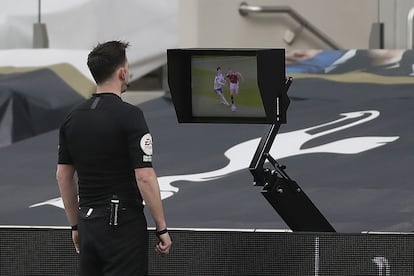 Un árbitro durante la revisión de una jugada con el VAR.