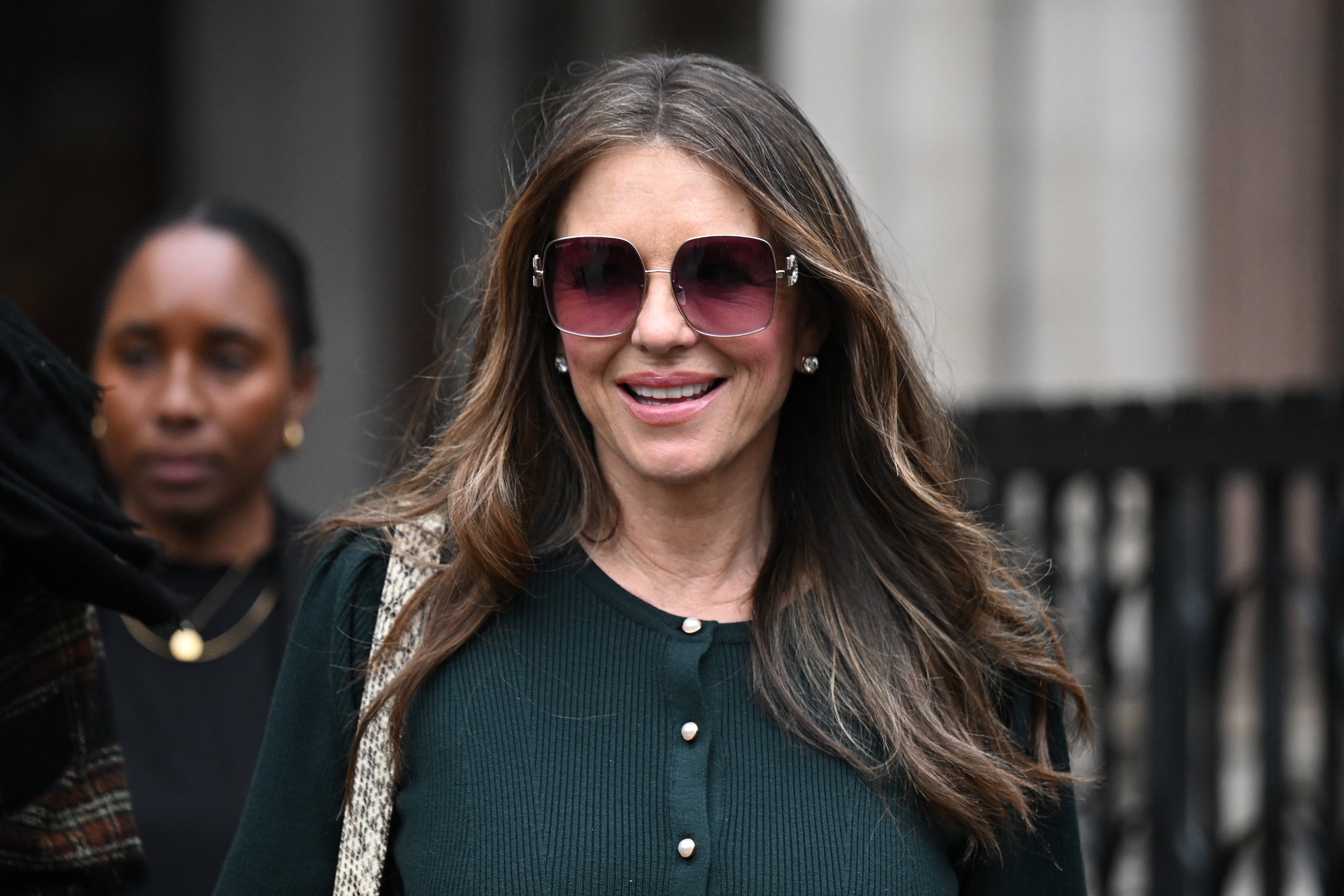 La actriz Elizabeth Hurley rompe en llanto en el juicio contra ‘Daily Mail’ por el secreto revelado hace 20 años que no quería que su hijo conociera