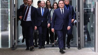 En primer término, el ministro de Asuntos Exteriores, José Manuel Albares, este viernes en la sede de la Comisión Europea en Bruselas.