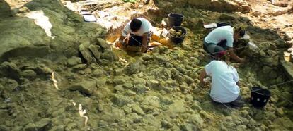 Arqueólogos y antropólogos trabajando en el yacimiento de Calvero de la Higuera.