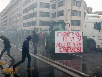 Protesta de agricultores en Bruselas durante la reunión de ministros europeos del ramo en la capital belga