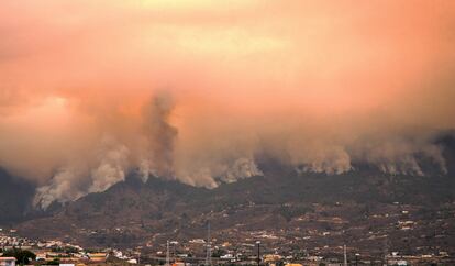 Vista de las columnas de humo desde Güímar, el jueves.