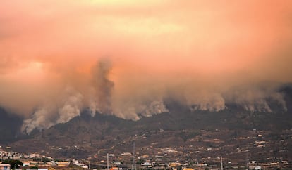 Vista de las columnas de humo desde Güímar, el jueves.