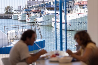 Las barcas de arrastre junto al restaurante Terra Milles en el puerto pesquero del Grau de Castelló.
