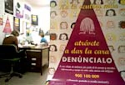 Cartel para concienciar a las mujeres maltratadas a denunciar a sus agresores.