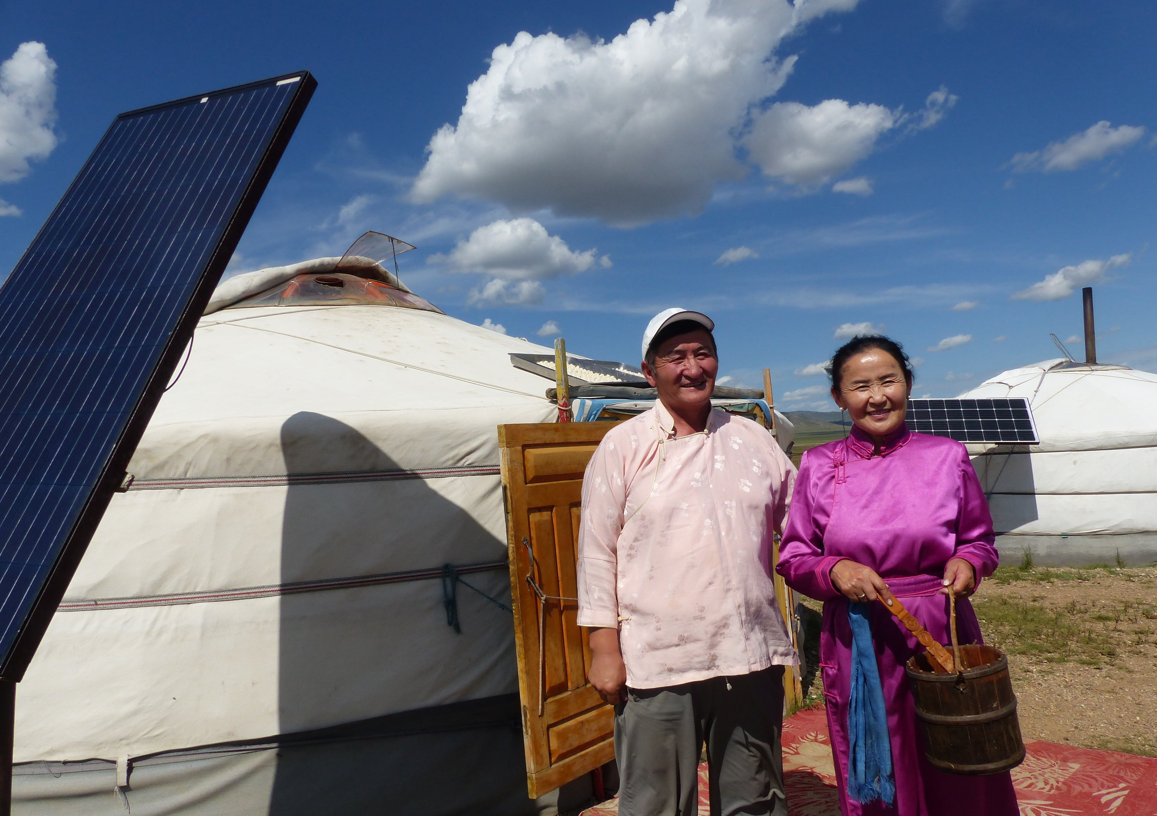 Maamun Batchuluun y Shuurai Oyunchimeg, frente a sus 'gers', el 21 de agosto en la provincia de Töv (Mongolia).