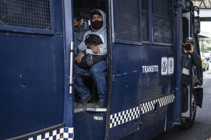 Un hombre espera dentro de un camión de la policía que funciona como transporte sobre la calzada de Tlalpan.