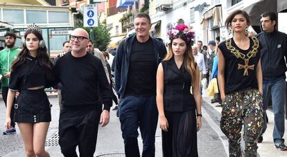 De izquierda a derecha: Sonia Ben Ammar, Domenico Dolce, Stefano Gabbana, Thylane Blondeau y Zendaya rodando la campa&ntilde;a de Dolce&amp;Gabbana del pr&oacute;ximo verano 2017.