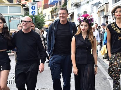 De izquierda a derecha: Sonia Ben Ammar, Domenico Dolce, Stefano Gabbana, Thylane Blondeau y Zendaya rodando la campa&ntilde;a de Dolce&amp;Gabbana del pr&oacute;ximo verano 2017.