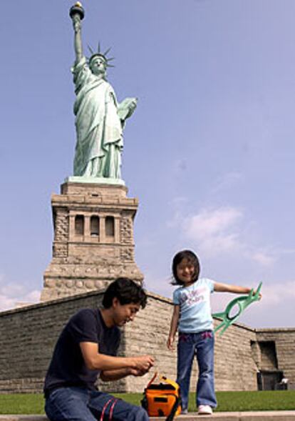 Dos turistas se preparan para su visita a la estatua.