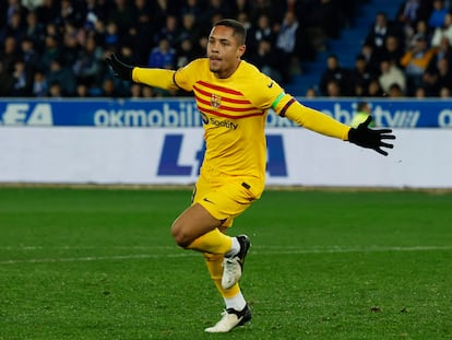 Vitor Roque celebra su gol ante el Alavés en Mendizorroza.