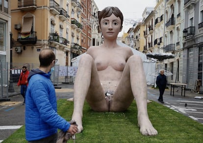 Una falla de Valencia con la figura de una mujer desnuda sentada en el suelo ha sido mutilada en la zona genital, donde un grupo de personas le ha propinado una patada y tras romperla se ha marchado corriendo. El acto vandálico "va en contra del espíritu de las Fallas y del respeto de la mujer", lamentan artista y comisión.