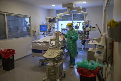 Un paciente de coronavirus en un box de la UCI del hospital de Torrejón, en Madrid, el pasado 28 de octubre.