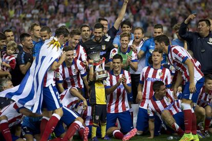 Los rojiblancos, con la Supercopa de España.