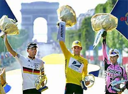 Ullrich, Armstrong y Beloki, ayer en el podio de París.