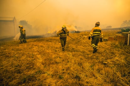 El fuego que desde el miércoles abrasa la sierra de la Culebra en Zamora ha empeorado este sábado tras avivarse por unas rachas de viento que arrastran las briznas de ceniza hasta al menos 30 kilómetros de los focos activos.