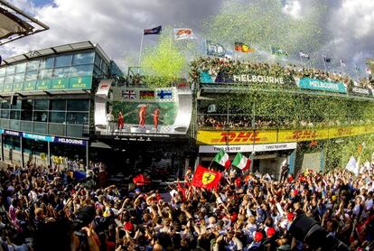 El piloto Sebastian Vettel (c) de la escudería Ferrari celebra la victoria en el podium ante Lewis Hamilton y Kimi Raikkonen.