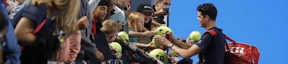 Raonic firma autógrafos tras un partido en Melbourne.