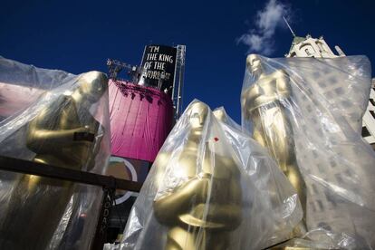 Esta imagen de los Oscar de 2007 con las estatuillas gigantes protegidas por plásticos por si llovía toma hoy un nuevo significado para todos aquellos críticos con las nuevas normas de la Academia de Hollywood: ¿unos Oscar sobreprotegidos y asfixiados por la dictadura de la corrección política?