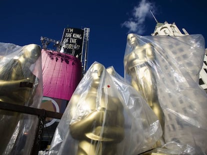 Esta imagen de los Oscar de 2007 con las estatuillas gigantes protegidas por plásticos por si llovía toma hoy un nuevo significado para todos aquellos críticos con las nuevas normas de la Academia de Hollywood: ¿unos Oscar sobreprotegidos y asfixiados por la dictadura de la corrección política?