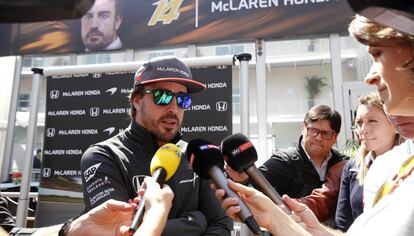 Alonso atiende a los medios en el Autódromo Hermanos Rodríguez, en Ciudad de México.