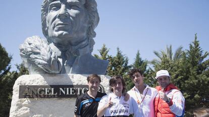 Los hijos de Nieto: Pablo, Gelete y Hugo, con Fonsi, sobrino y también ex piloto, en un homenaje a Ángel en una imagen de archivo.
