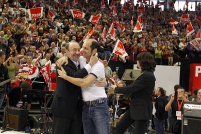 Rubalcaba y el cantante Alejo Stivel, exmiembro de Tequila, se abrazan durante el mitin de Valencia.