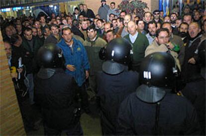 La policia, frente a los minero de Boliden, durante la concentración.