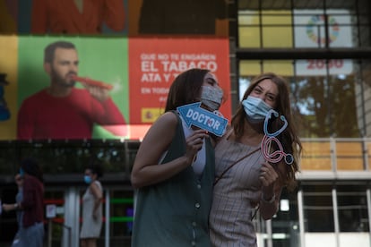 Dos opositoras a MIR, a las puertas del Ministerio de Sanidad, este lunes.