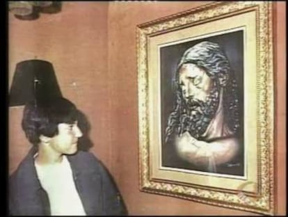 David Guerrero, junto a uno de sus cuadros.