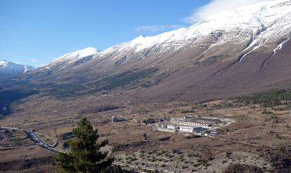 Vista de los edificios del Laboratorio Nacional del Gran Sasso. Debajo de ellos se encuentran varios experimentos, como DAMA