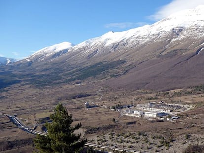 Vista de los edificios del Laboratorio Nacional del Gran Sasso. Debajo de ellos se encuentran varios experimentos, como DAMA