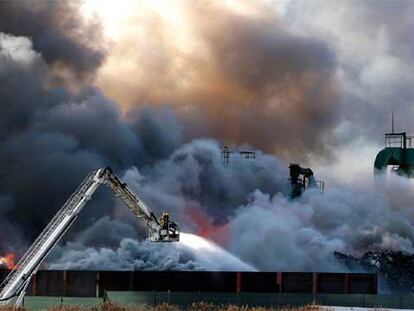 Espectacular incendio en un desguace en Granollers