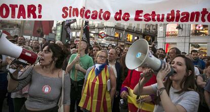 Un momento de la concentraci&oacute;n convocada en la Puerta del Sol de Madrid, el 20 de septiembre de 2017. 