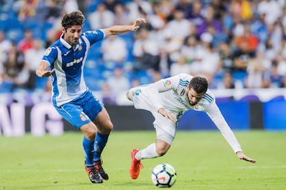 El jugador del Español, Esteban Granero, disputa un balón con Nacho, del Real Madrid.