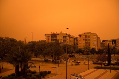 Aspecto de la calima en Murcia este lunes. Las temperaturas subirán en todo el país este martes de forma notable, es decir, más de seis grados, e incluso extraordinaria en la meseta Norte, donde los termómetros marcarán entre 10 y 12 grados más que la jornada del lunes.