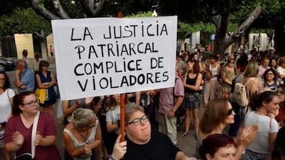 Manifestación en Almería en protesta por la puesta en libertad bajo fianza de los cinco miembros de la Manada, en junio de 2018.