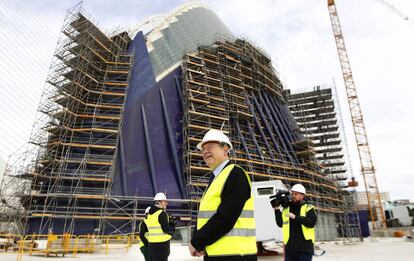 El presidente de la Generalitat, Ximo Puig, durante su visita a las obras del &Agrave;gora. 