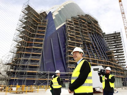 El presidente de la Generalitat, Ximo Puig, durante su visita a las obras del &Agrave;gora. 